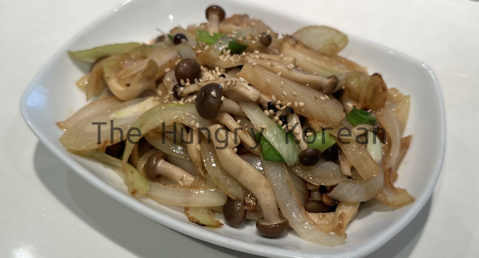 15-minute Stir-Fried Shimeji Mushroom (Mangadak-beoseot-bokkeum, 만가닥버섯볶음)